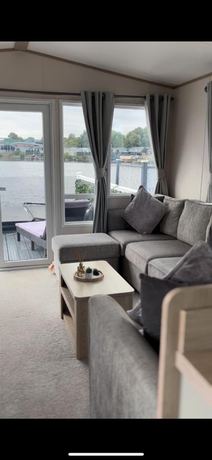 Lakeside Holiday Home With Hot Tub Tattershall Extérieur photo
