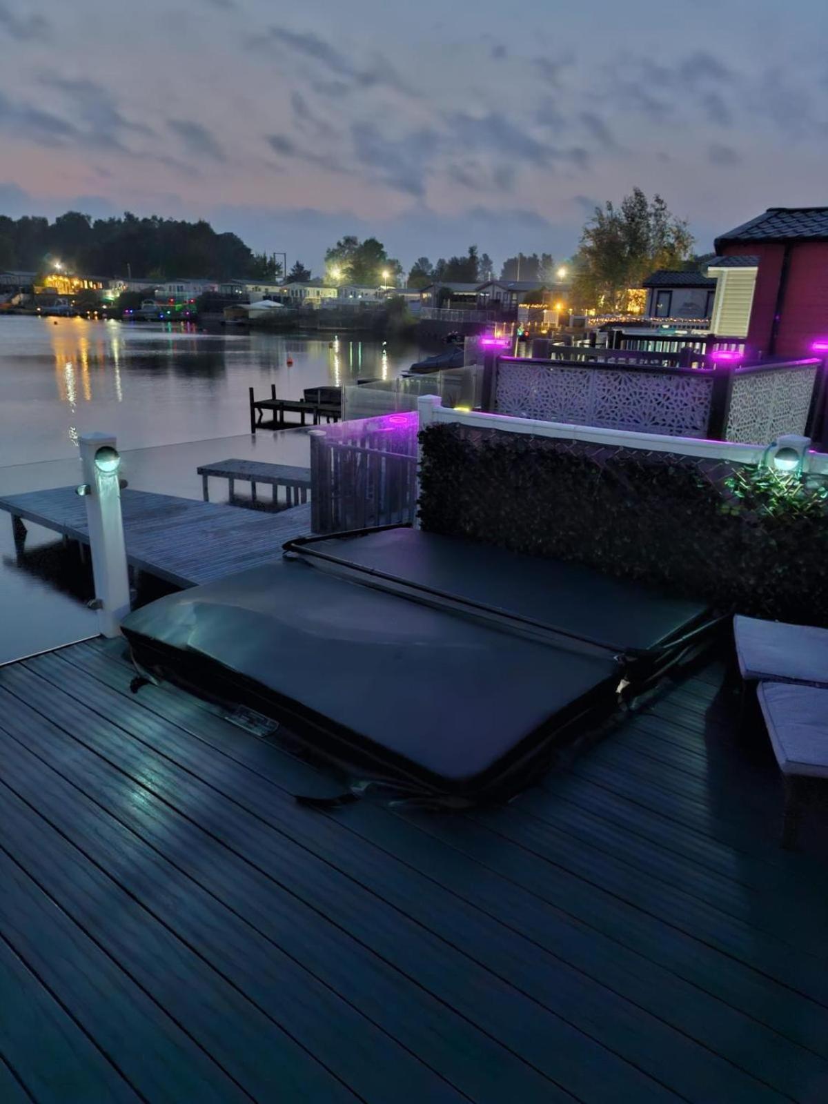 Lakeside Holiday Home With Hot Tub Tattershall Extérieur photo