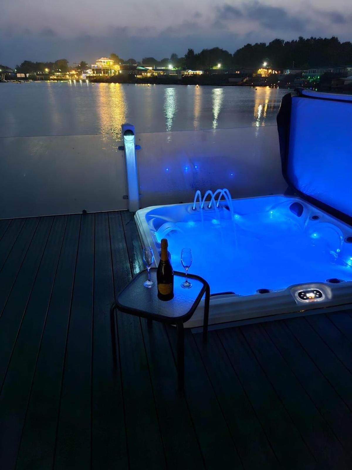 Lakeside Holiday Home With Hot Tub Tattershall Extérieur photo