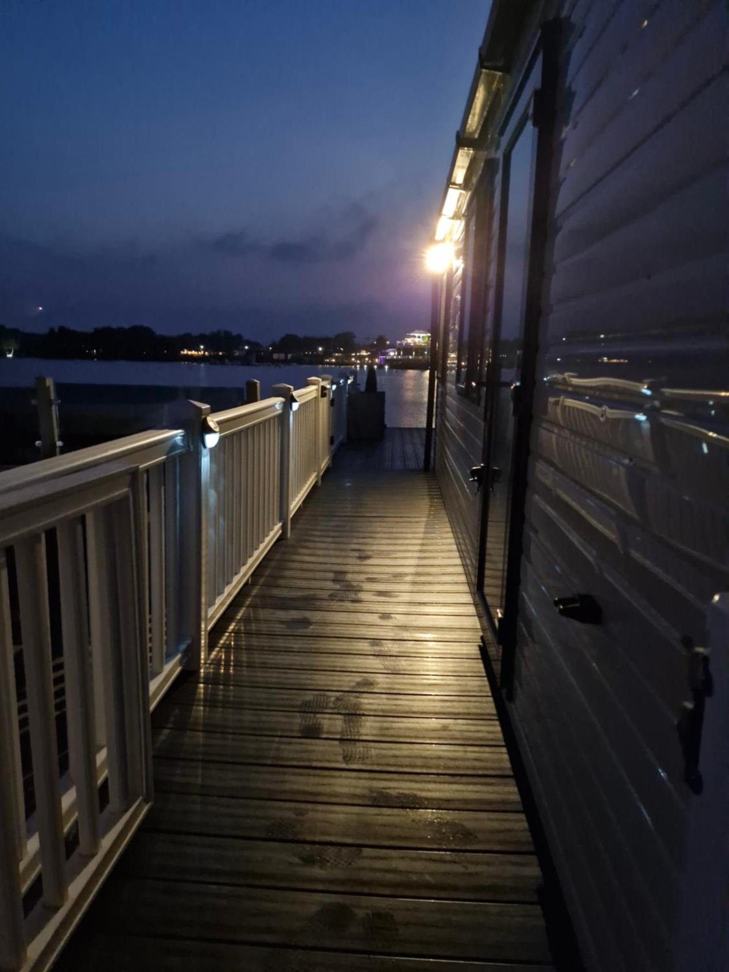 Lakeside Holiday Home With Hot Tub Tattershall Extérieur photo